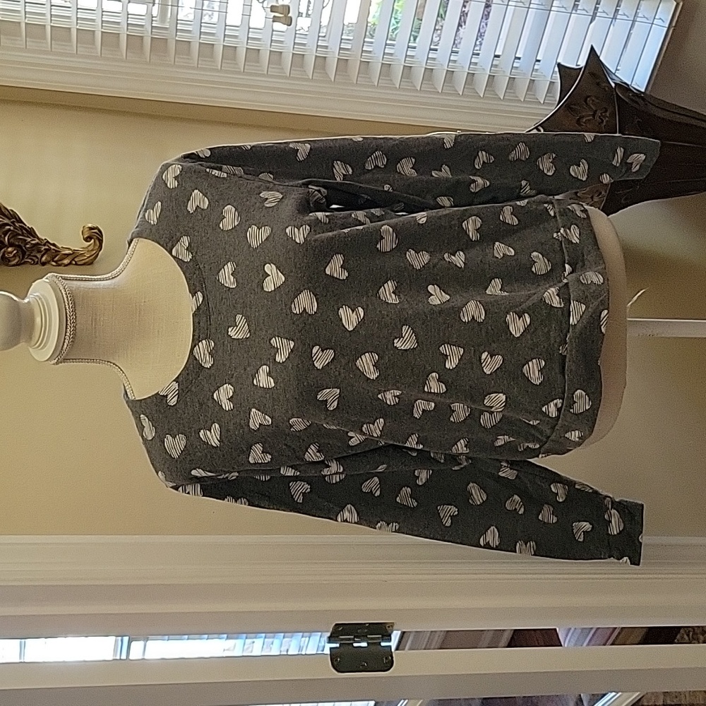 HUE gray white textured heart print top Long sleeve Round neck size Medium EUC…
